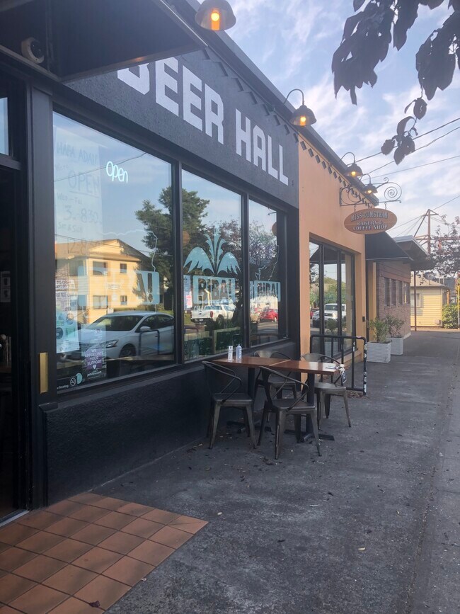 Building Photo - 3832 NE Roselawn St