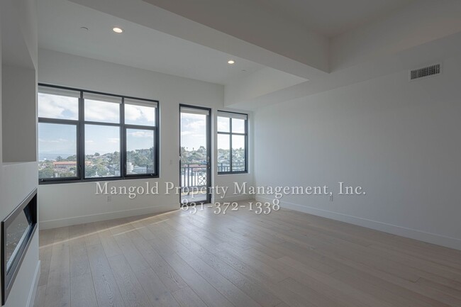 Building Photo - Luxurious 2-Bed 2.5-Bath Condo Located in ...