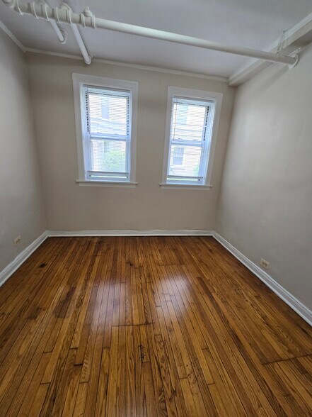 Building Photo - 6910 N Ravenswood Ave