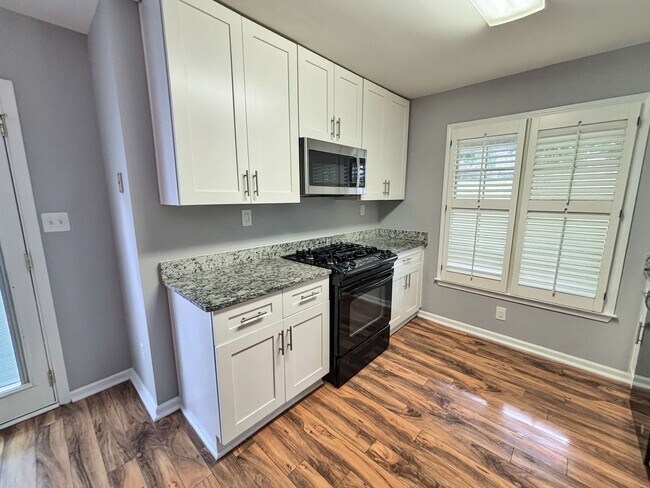 Building Photo - Beautiful and Comfortable Home in Mableton!