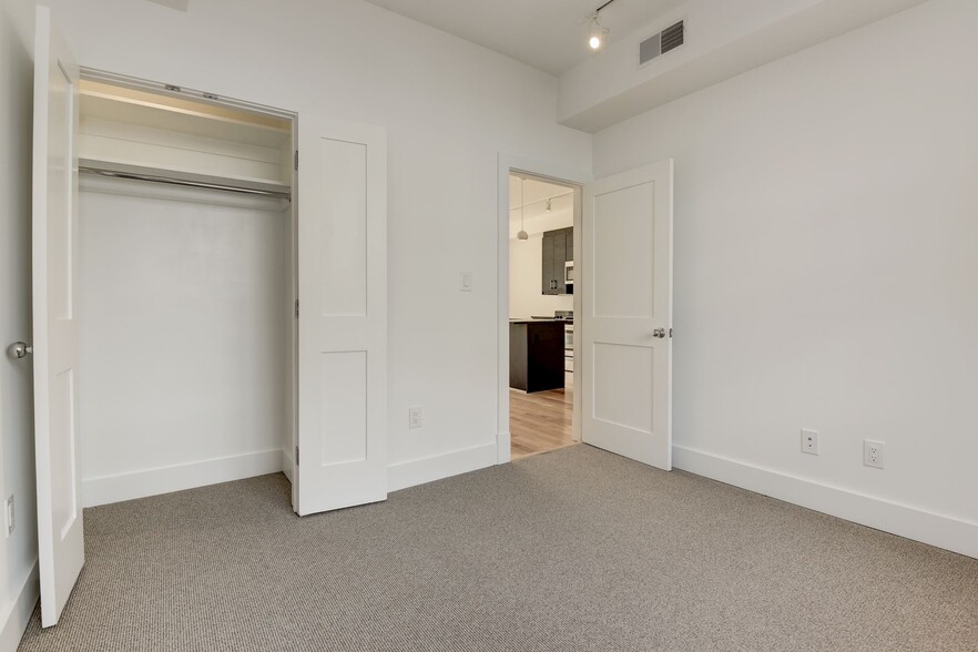 Building Photo - 729 Hobart Pl NW