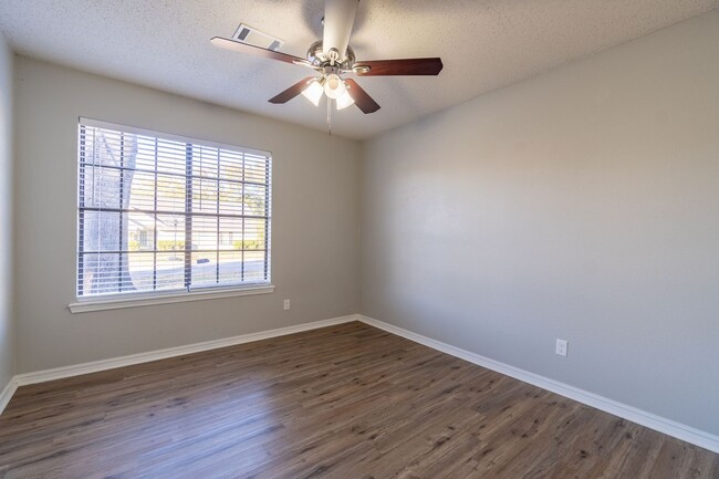 Building Photo - ** Move-In Special ** Beautiful 3 Bed 2 Ba...