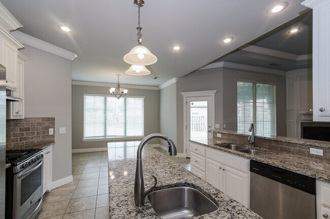 Building Photo - Gorgeous 3 bed/3 bath home in great Bentonville neighborhood