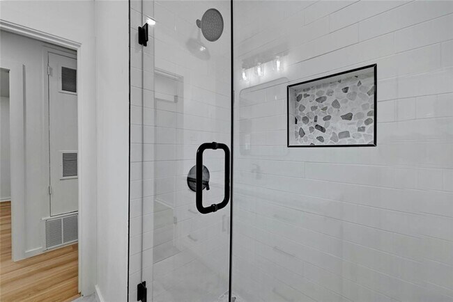 Building Photo - Fully updated 6 bed house!!! 1911 David!