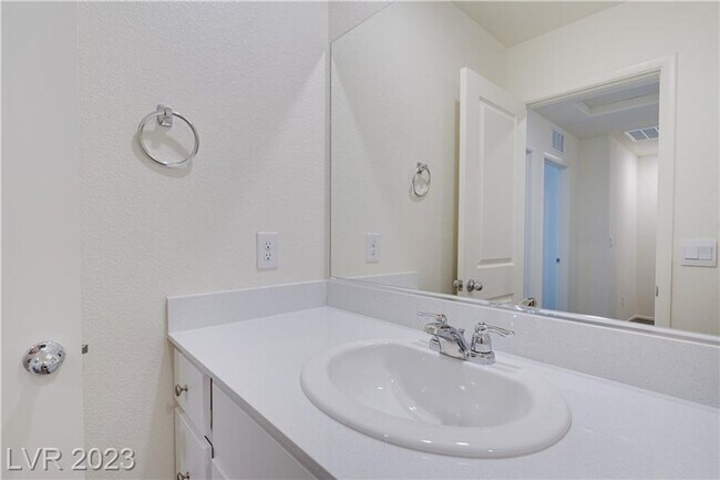 Building Photo - Modern 3-Bedroom Townhome in Highly Desire...