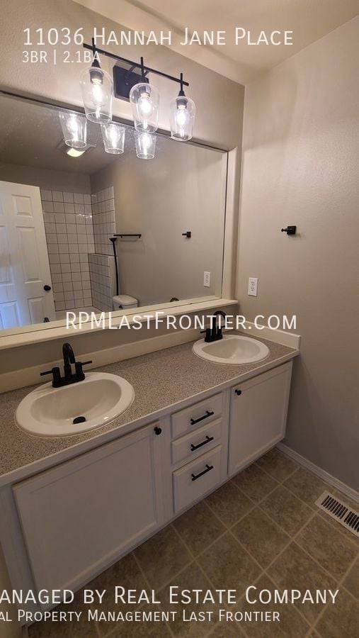 Building Photo - Modern and Stylish Eagle River Townhome
