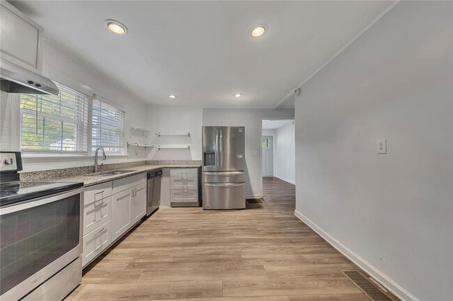 Building Photo - 845 Oak St NW