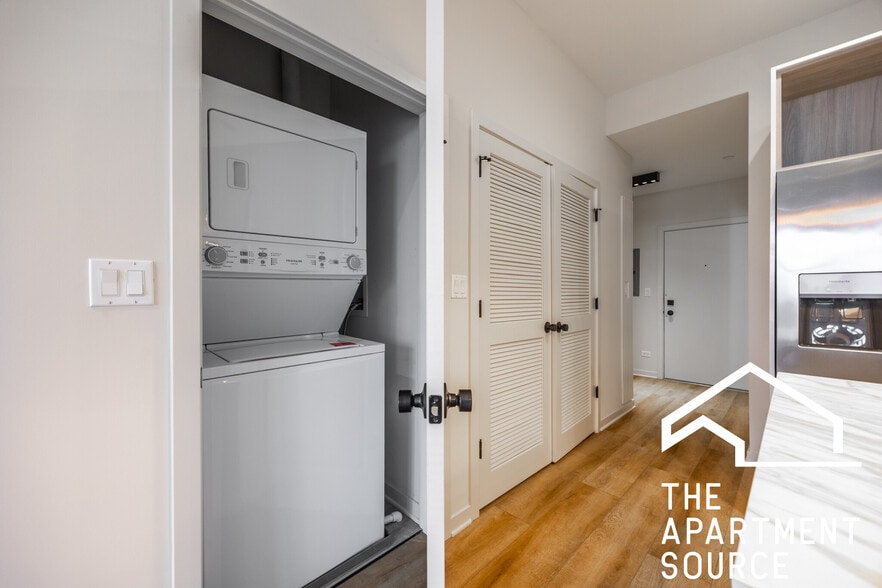 Building Photo - 6340 W Belmont Ave