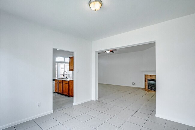 Building Photo - 15806 Land View Dr