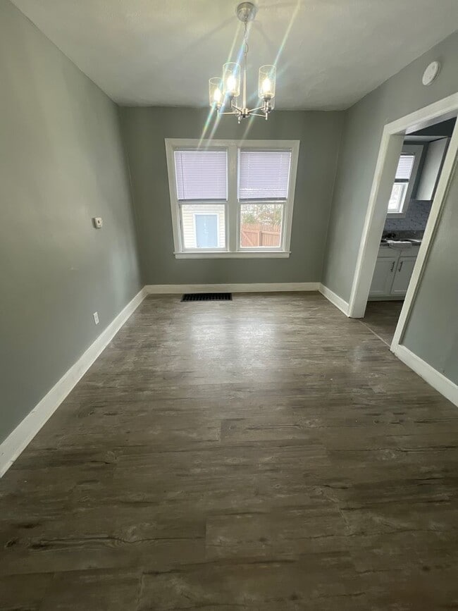 Building Photo - Spacious 3 bedroom 2 bath!