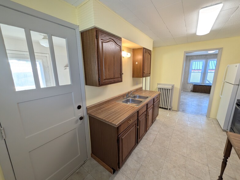 Kitchen - 123 E North St
