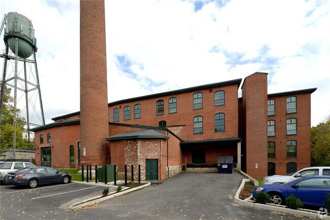 Building Photo - 75 Pocasset St