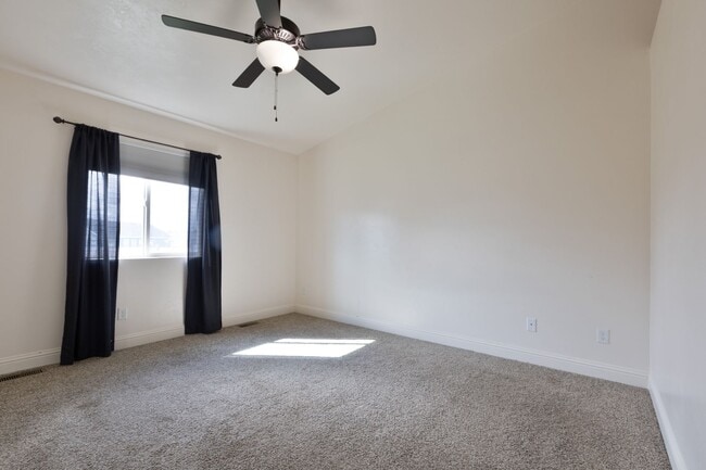 Building Photo - 5 Bed 3 Bath Home in Idaho Falls - $500 OF...