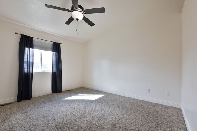 Building Photo - 5 Bed 3 Bath Home in Idaho Falls
