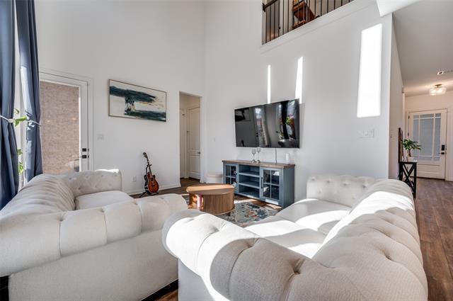 Building Photo - 8025 Glenview Dr