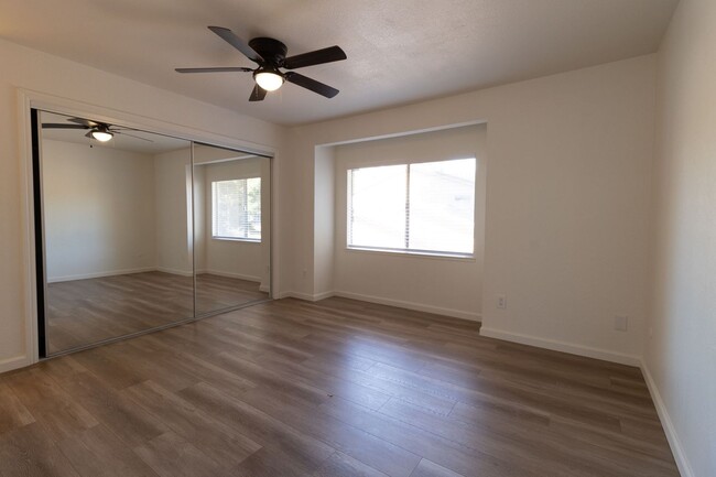 Building Photo - Spacious 2 Bed/1 1/2 Bath!