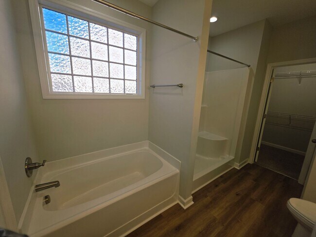 Building Photo - 4 Bedroom #3 Bath Towne Pointe