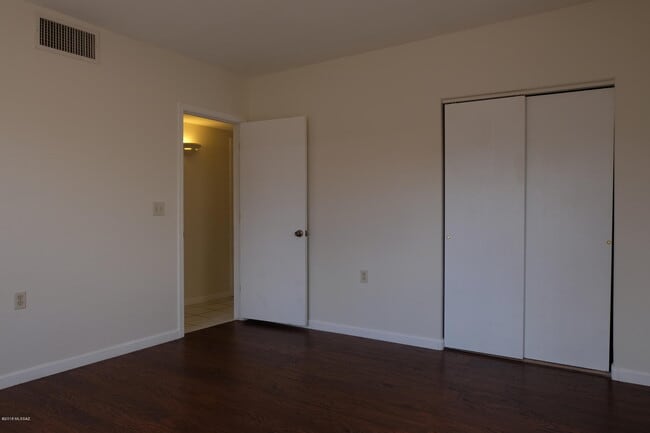 Building Photo - 3144 E Monte Vista Dr