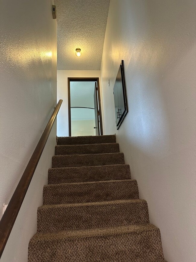 Building Photo - 2 bedroom 1.5 bath duplex in Springfield!