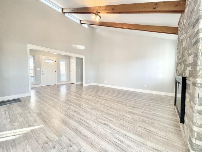 Building Photo - 555 Benson Dr