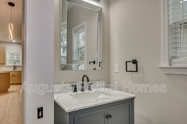 Building Photo - 34 Sherman St