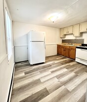 Building Photo - 4 Schoolhouse Ln
