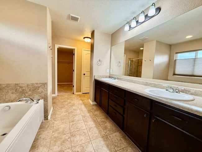 Building Photo - Beautiful Bedroom in Forest Meadows!