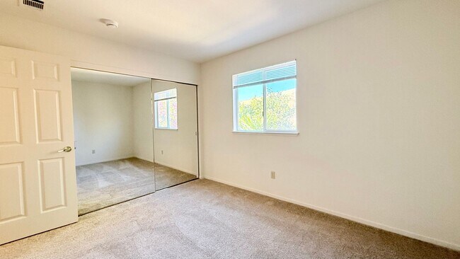 Building Photo - 1126 Vista Pointe Cir