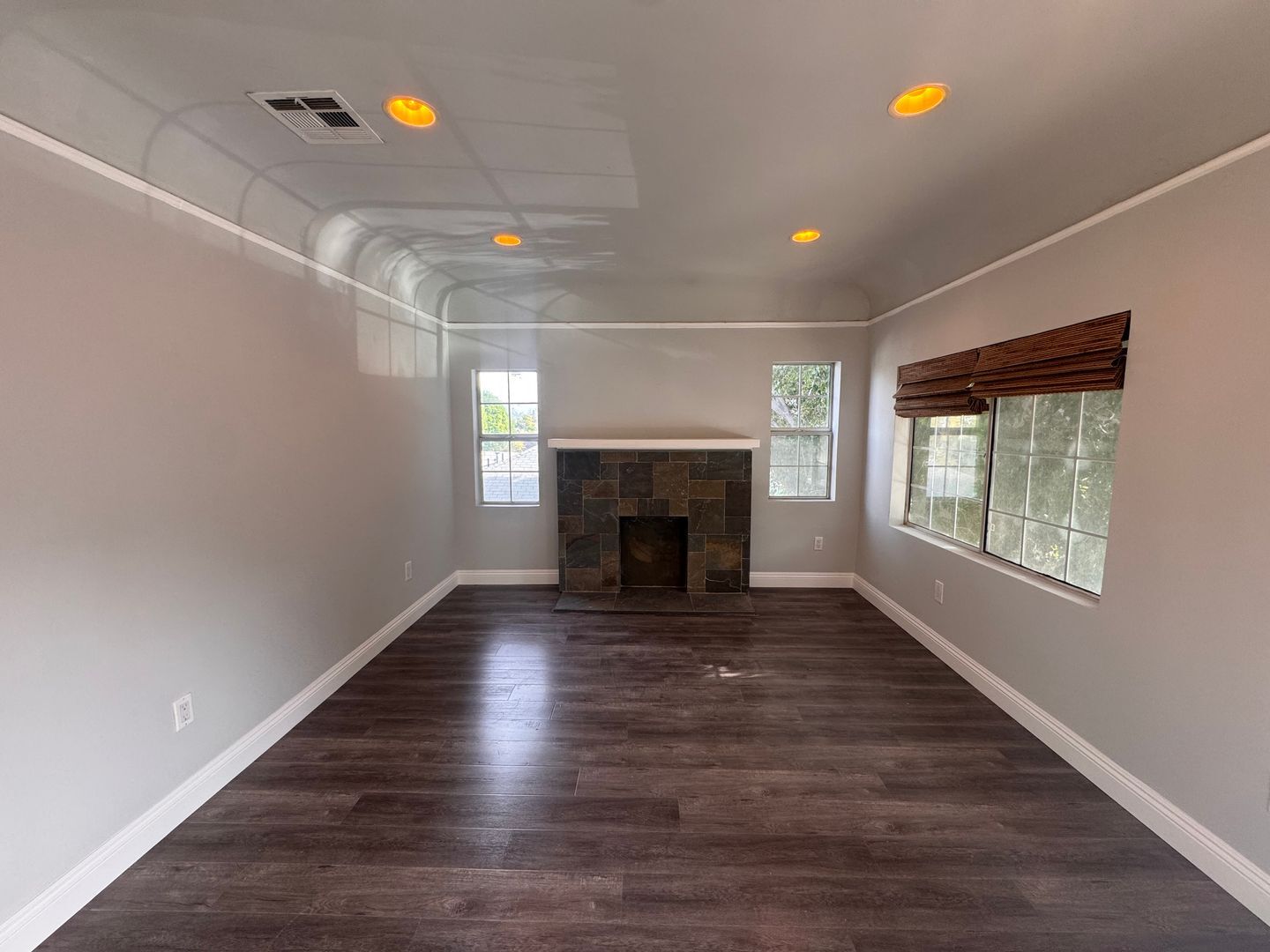 Building Photo - 703 N Ave 54