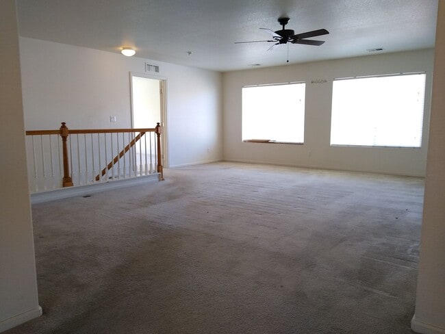Building Photo - Massive and Expansive 5 Bedroom Green Vall...