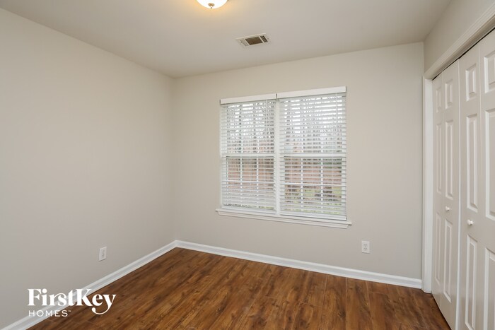 Building Photo - 900 Charleston Ct