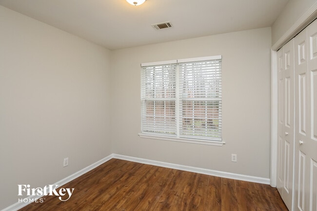 Building Photo - 900 Charleston Ct