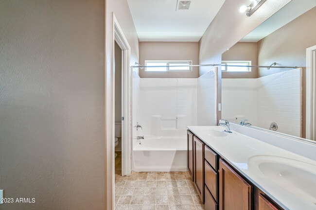 Building Photo - 9406 S 33rd Dr