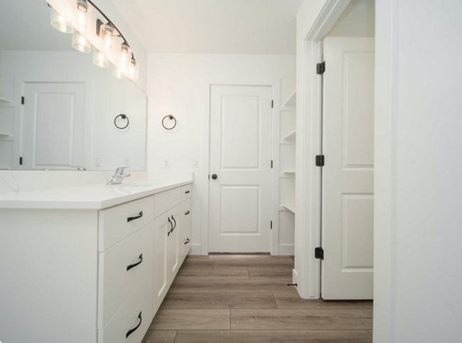 Building Photo - Spacious & Comfortable Home in Quiet Vernal Neighborhood