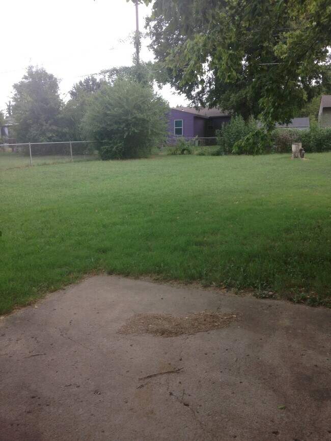 Building Photo - Large 3 bedroom w/ 2 living areas