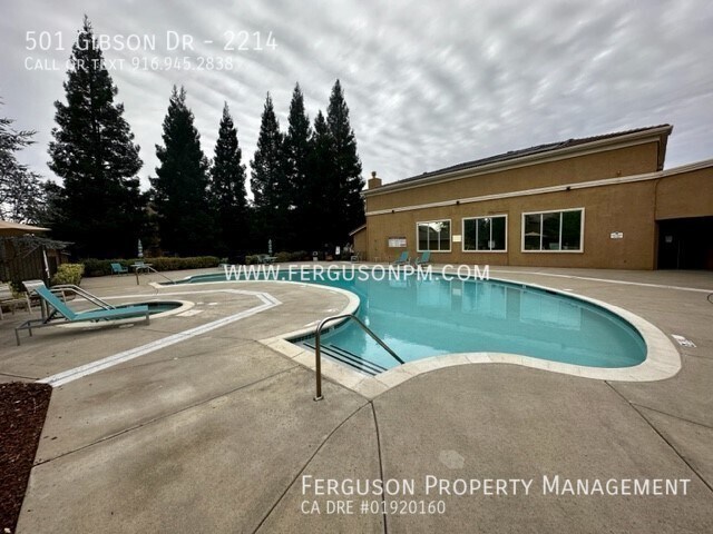 Building Photo - Ground Level One Bedroom Condo with Detach...