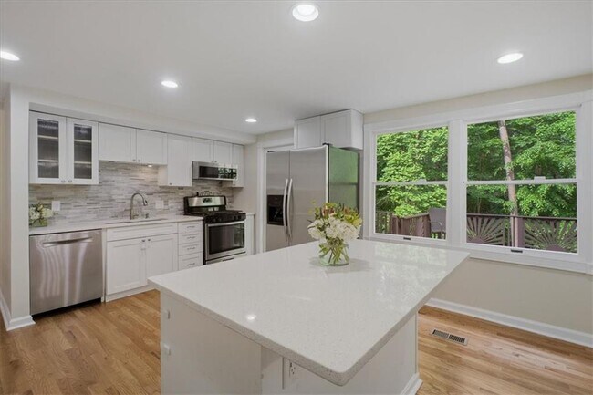 Building Photo - 9470 Hillside Dr