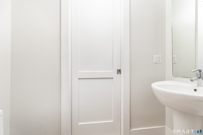 Building Photo - 116 Crown St