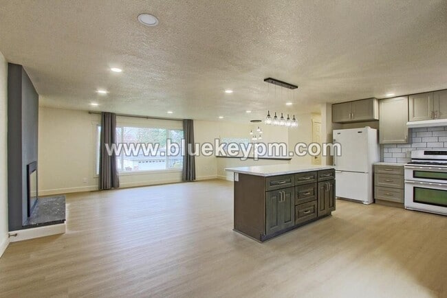 Building Photo - Newly Remodeled 5 Bed, 2 Bath Home with RV/Boat Parking in Oregon City