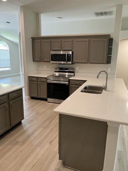 Building Photo - 12784 Chets Creek Dr N