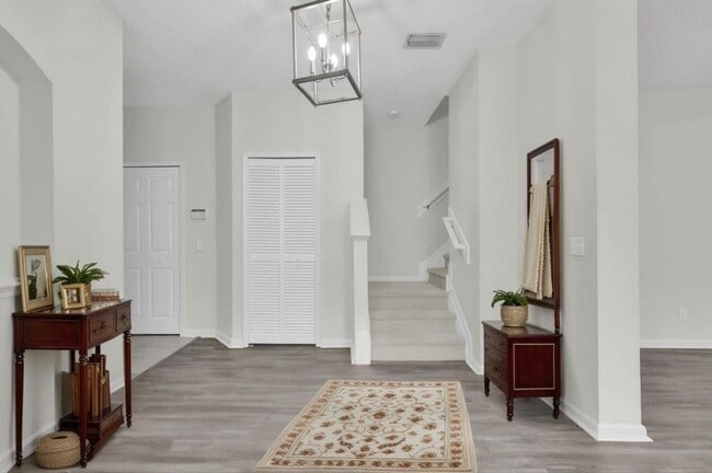 Building Photo - Bright and Spacious Townhome in Gate Community
