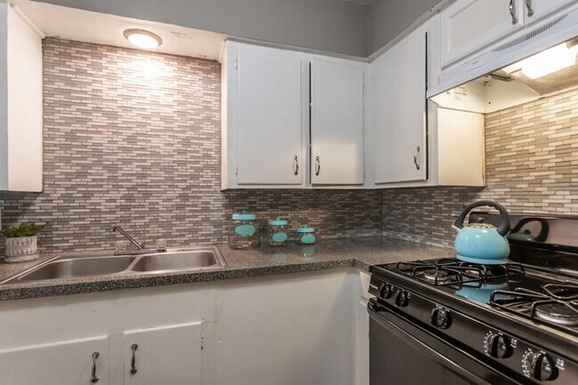 Building Photo - 1305 Memorial Dr