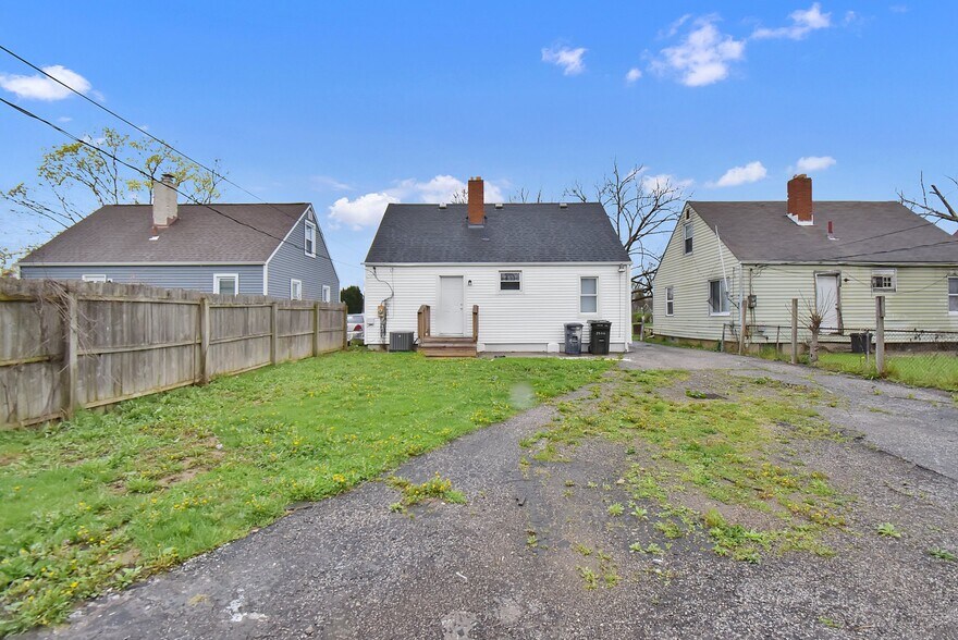 Building Photo - 2566 Atwood Ter