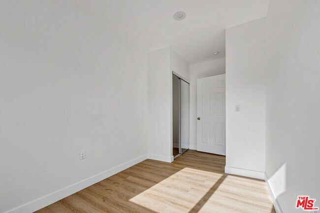 Building Photo - 220 E Vernon Ave