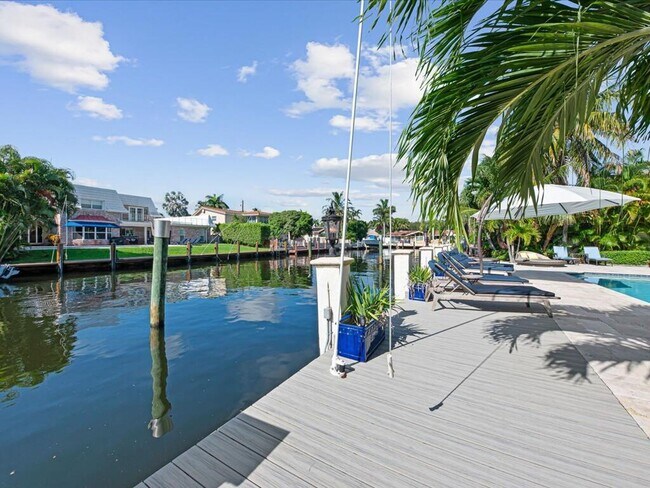 Building Photo - 3030 NE 45th St