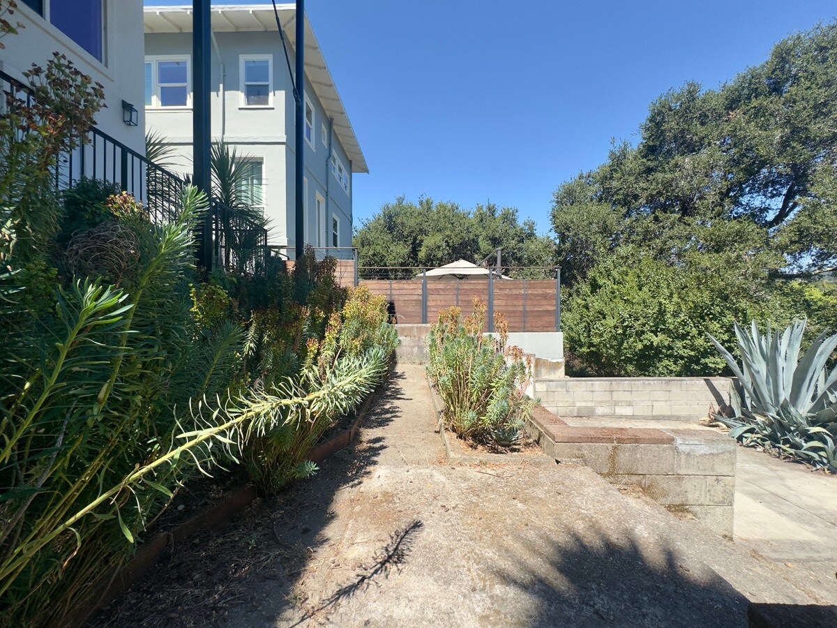 Building Photo - 914 Everett Ave