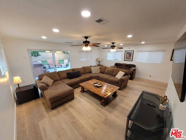 Building Photo - 335 S California St