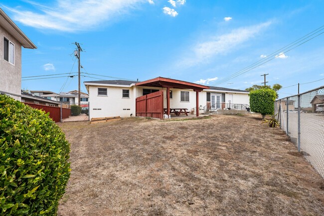 Building Photo - Hilltop Ranch Style Home