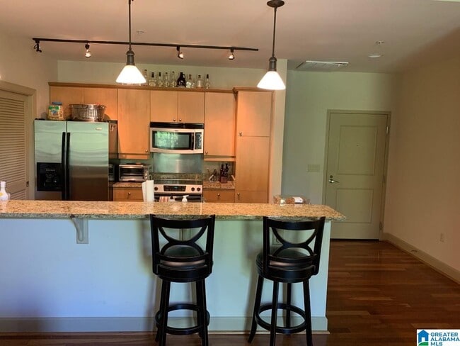 Building Photo - 1040 Broadway St