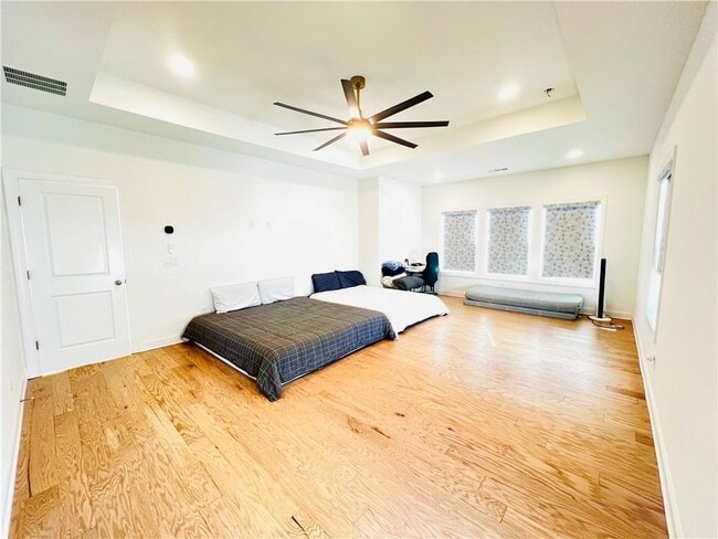 Building Photo - 6570 Pond Vw Dr